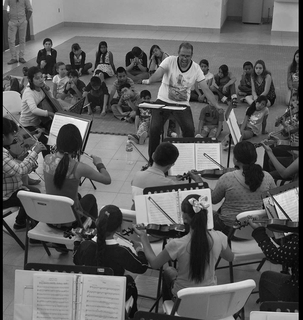 Toma grupal en blanco y negro del ensayo de la Orquesta Sonar las Joyas
