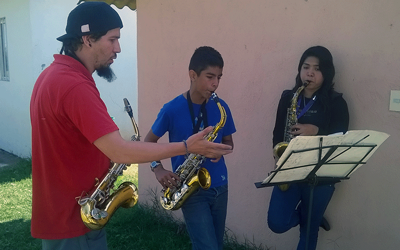 Maestro de saxofón impartiendo clases